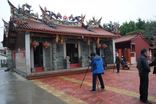 《華夏康氏》攝制組在拍攝康氏宗祠